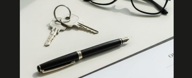 Contratto firmato e chiavi su una scrivania, a simboleggiare il completamento dei passaggi per comprare casa.