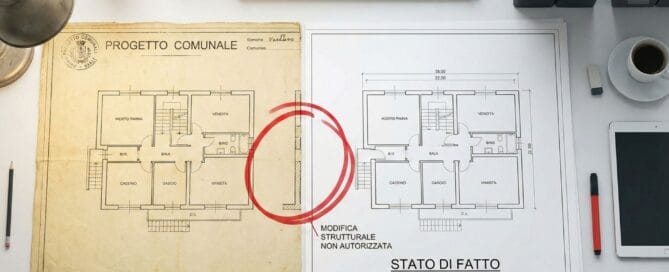 Confronto visivo tra il progetto comunale originario e lo stato di fatto attuale di un immobile a Milano, con un timbro rosso che evidenzia una difformità urbanistica o un abuso edilizio.